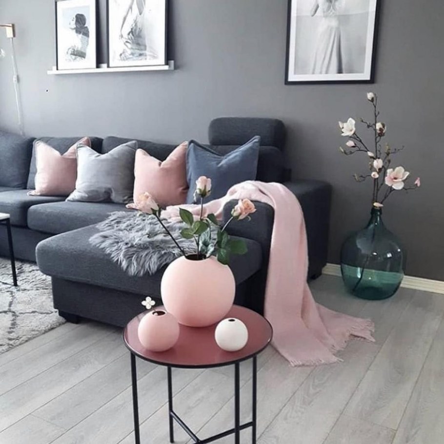 Розовая мягкая мебель в интерьере