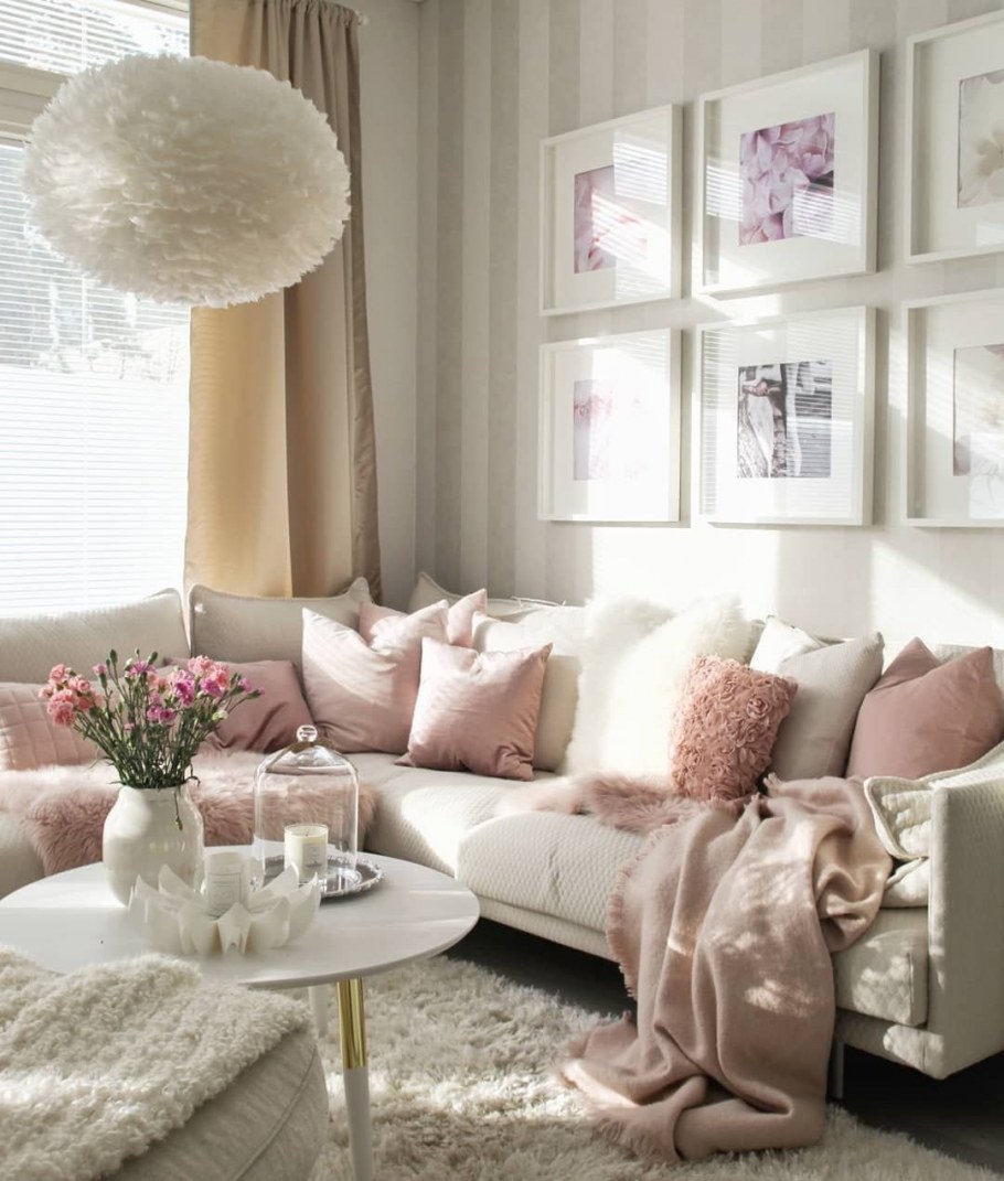Розовый диван в интерьере