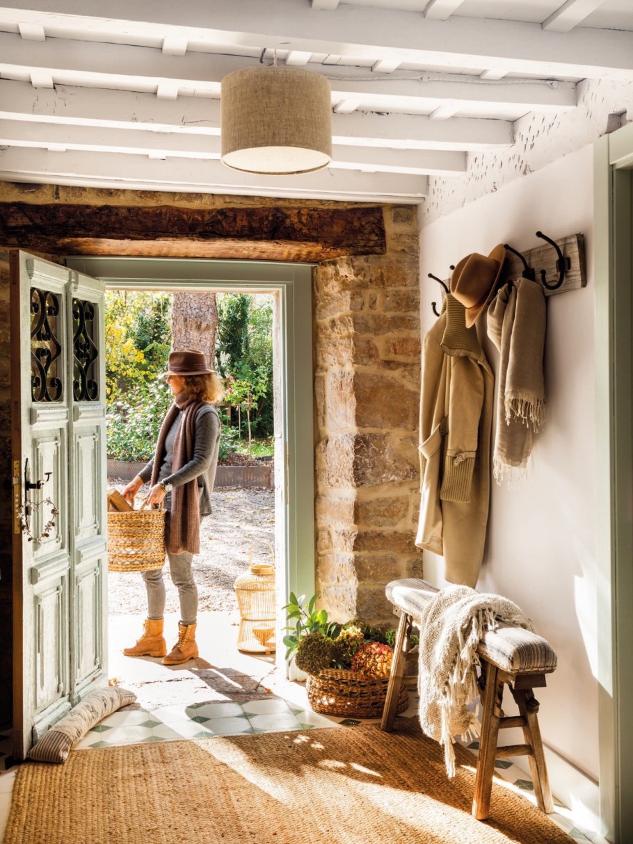 Прихожая в деревенском стиле