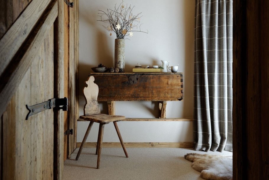 Старые лыжи в интерьере Шале