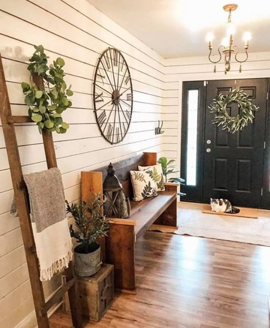 Декор стены в прихожей фармхаус