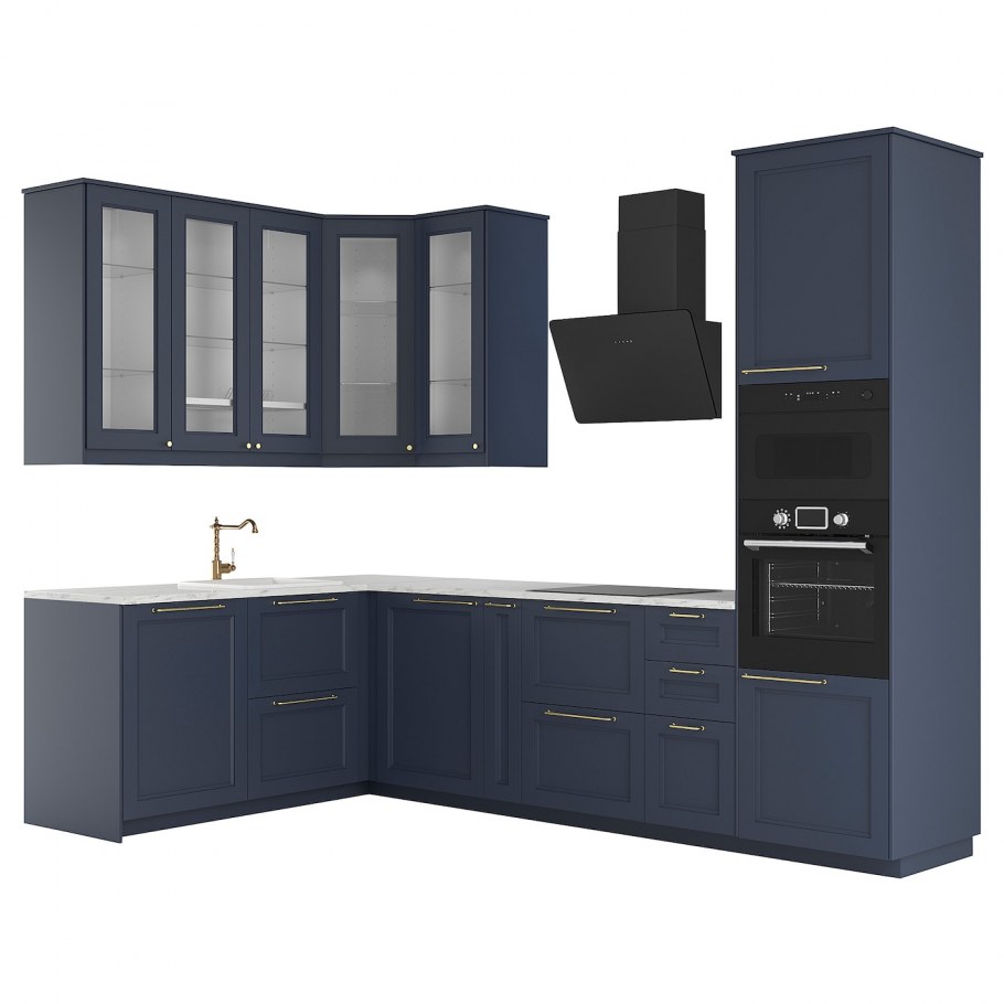 Синяя кухня с деревянными полками