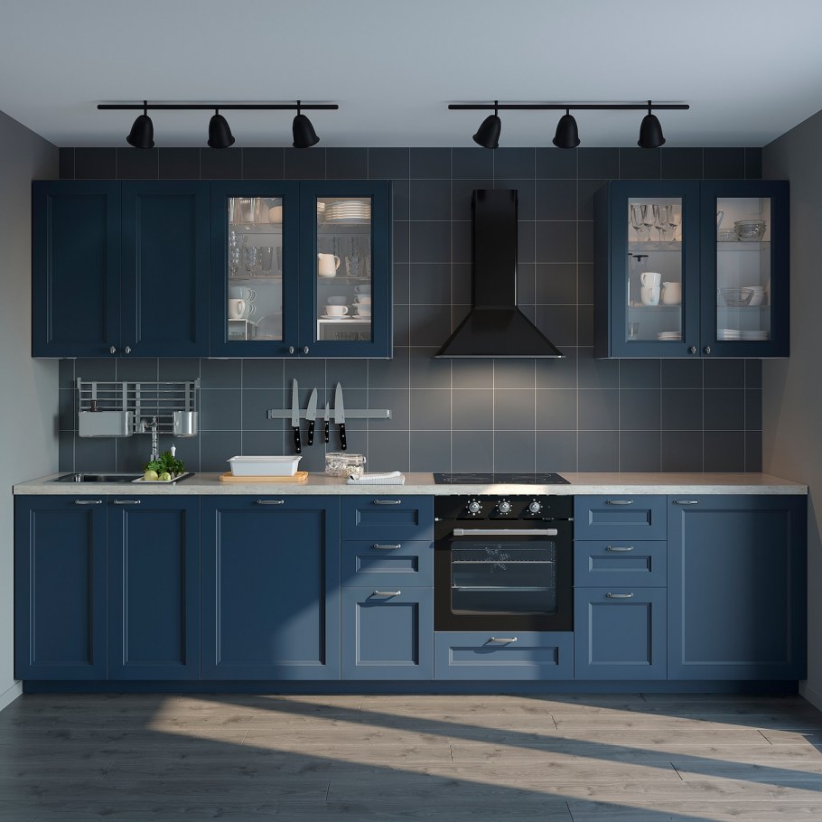 Коричневая кухня с синим фартуком