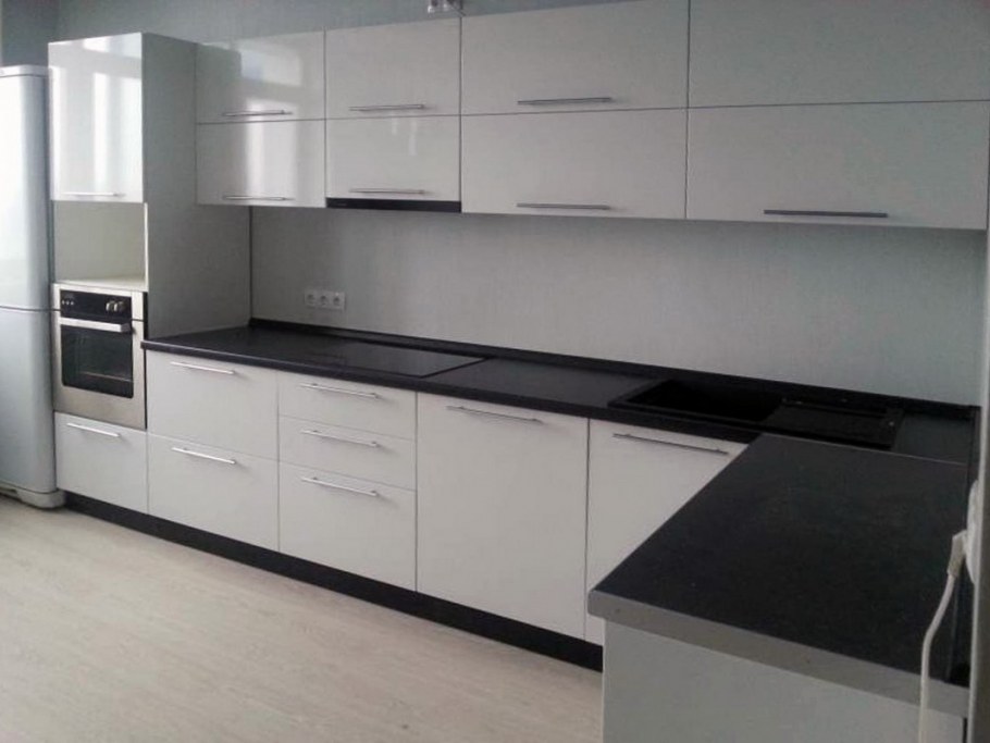 Белый гарнитур с черной столешницей