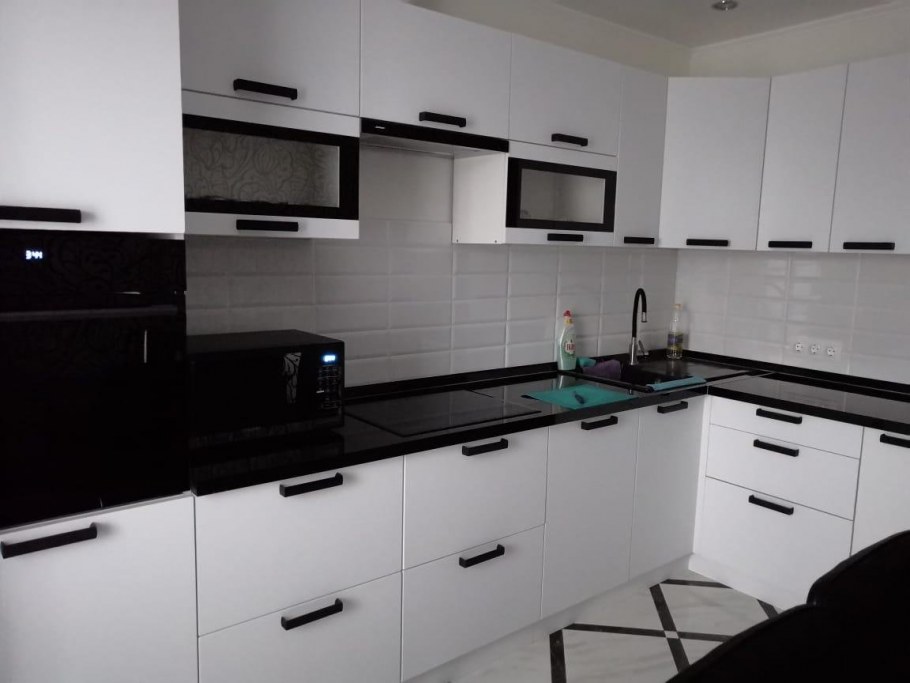 Светлая кухня с черной столешницей