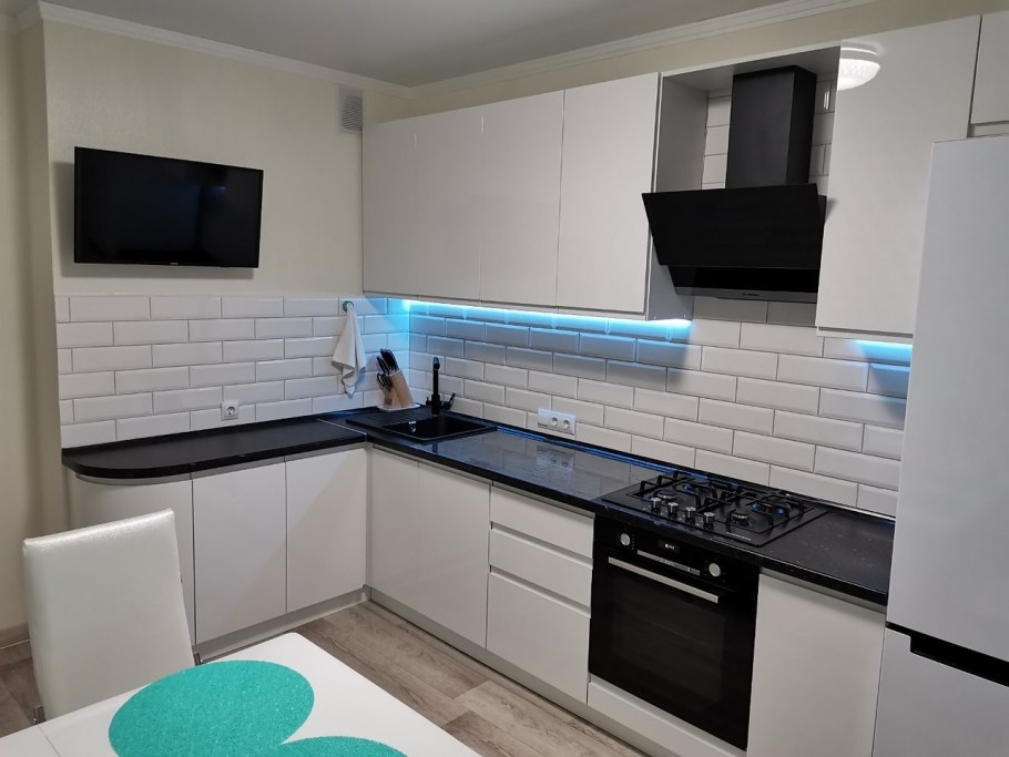 Кухни белые глянцевые угловые