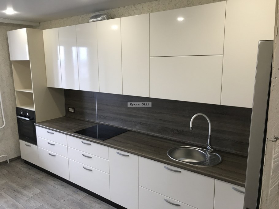 Серая кухня с белой столешницей