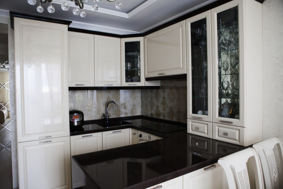 Светлая кухня с черной столешницей
