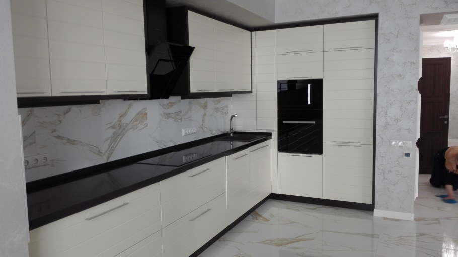 Белая кухня с черной столешницей