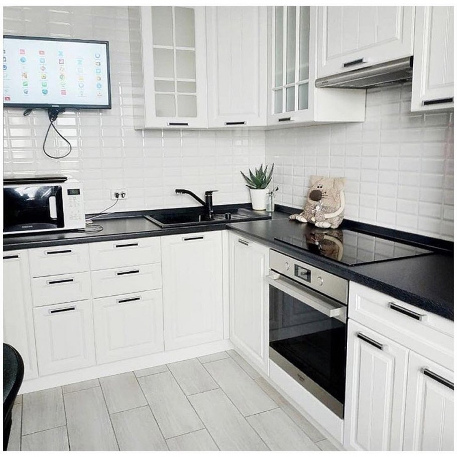 Фартук для белой кухни с черной столешницей