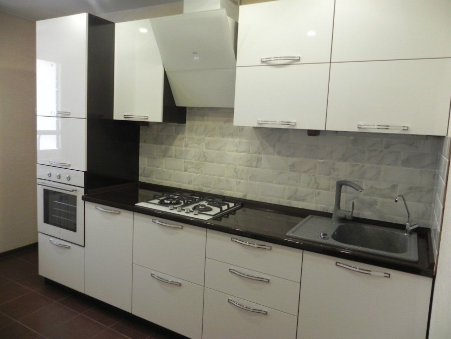 Кухонный гарнитур белый с черным