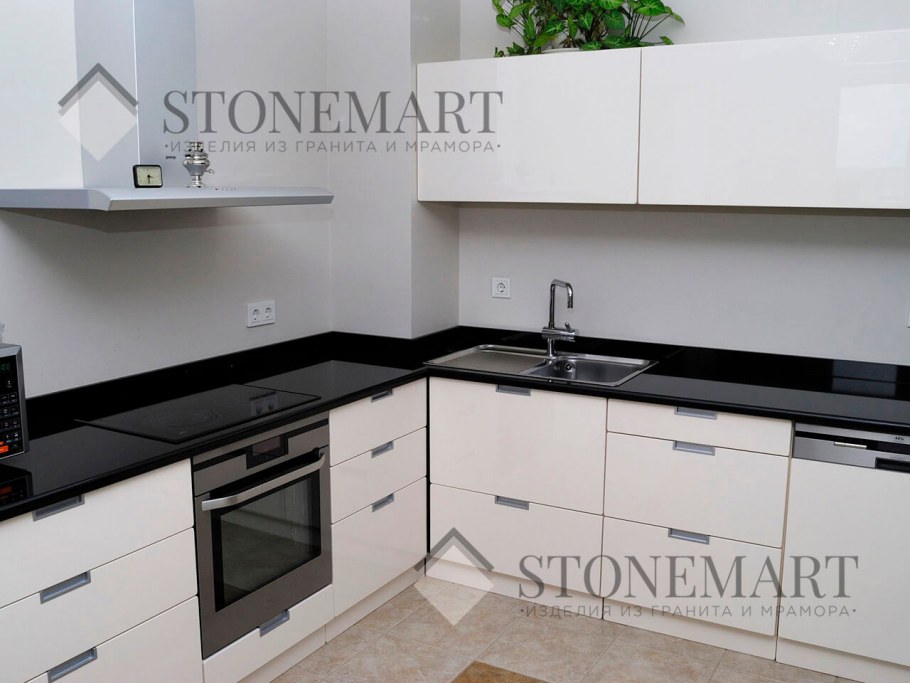 Белая классическая кухня с черной столешницей