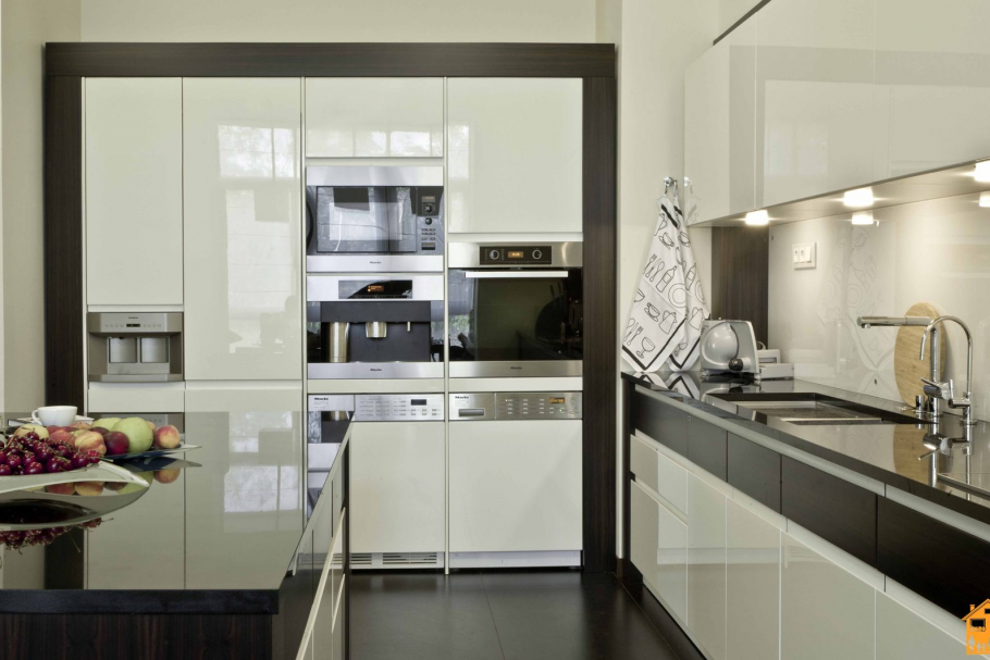 Маленькая кухня в стиле хайтек