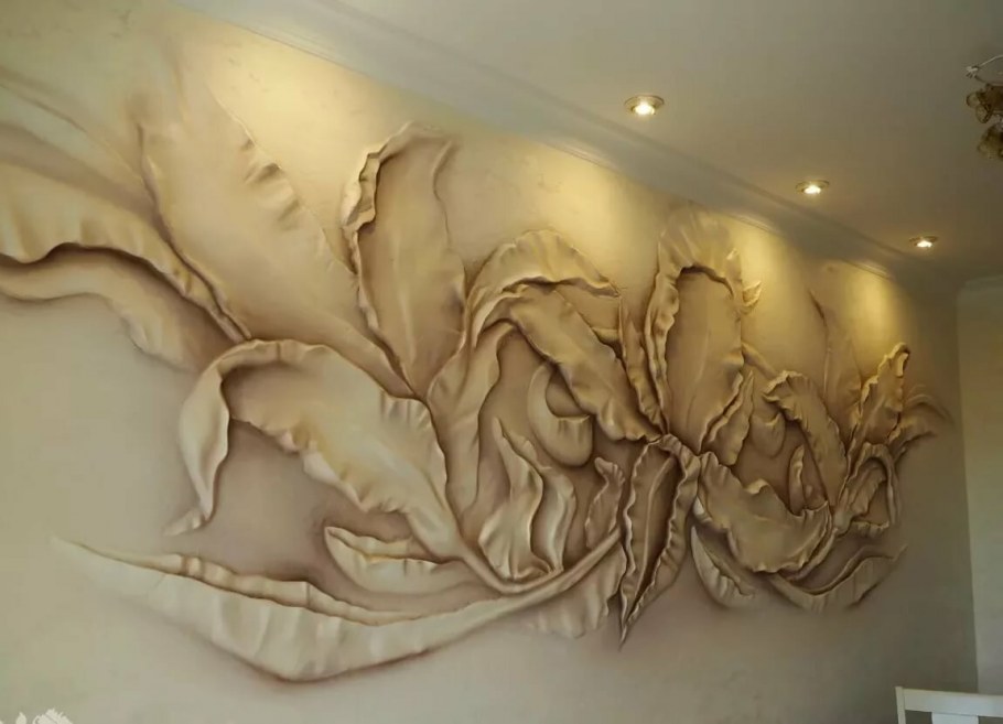 Лепка из гипса на стене