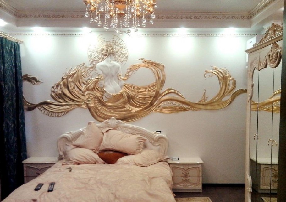 Барельеф на стене в спальне