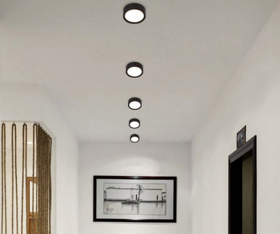 Черные точечные светильники в интерьере