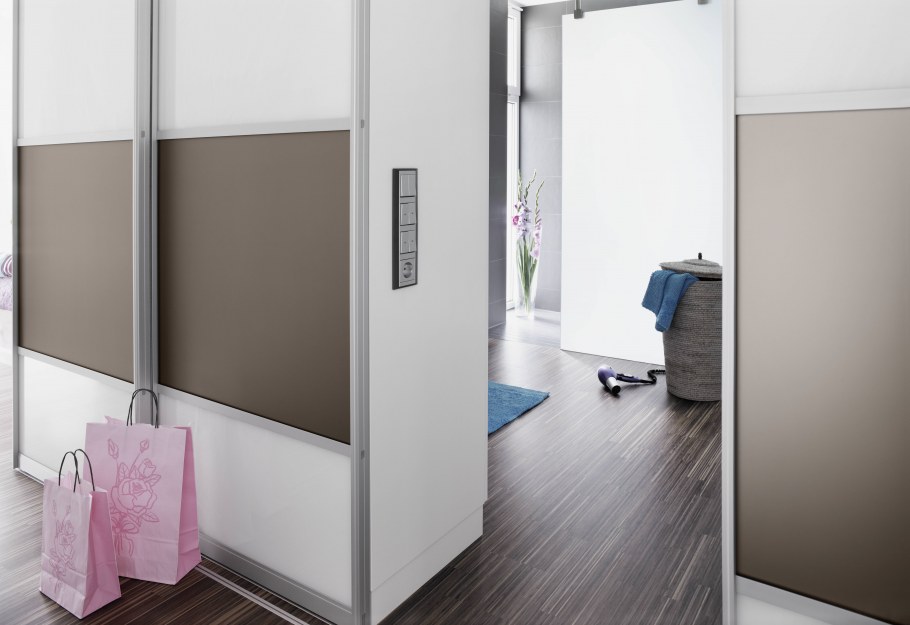 Гардеробная с распашными дверями