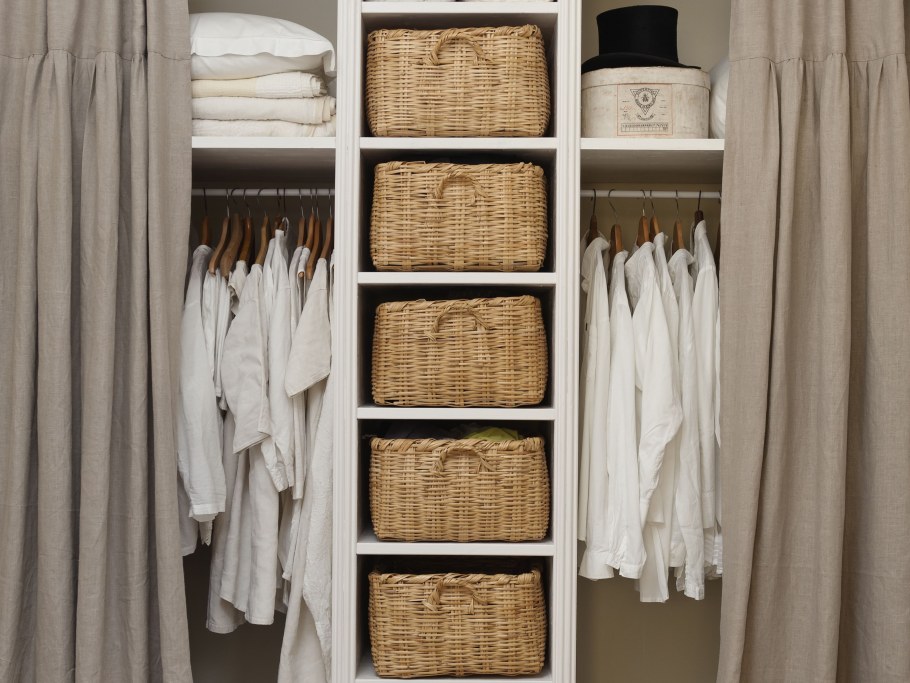 Шкаф встроенный в стену