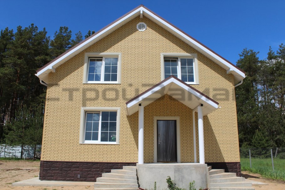 Дом обшитый Альта профиль кирпич