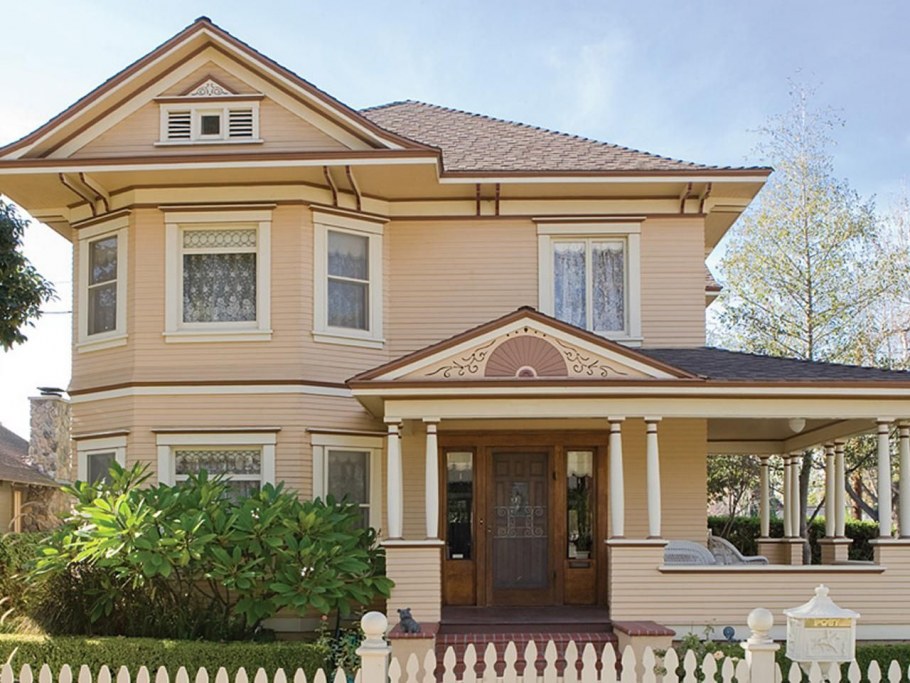 Пудровый цвет фасада дома