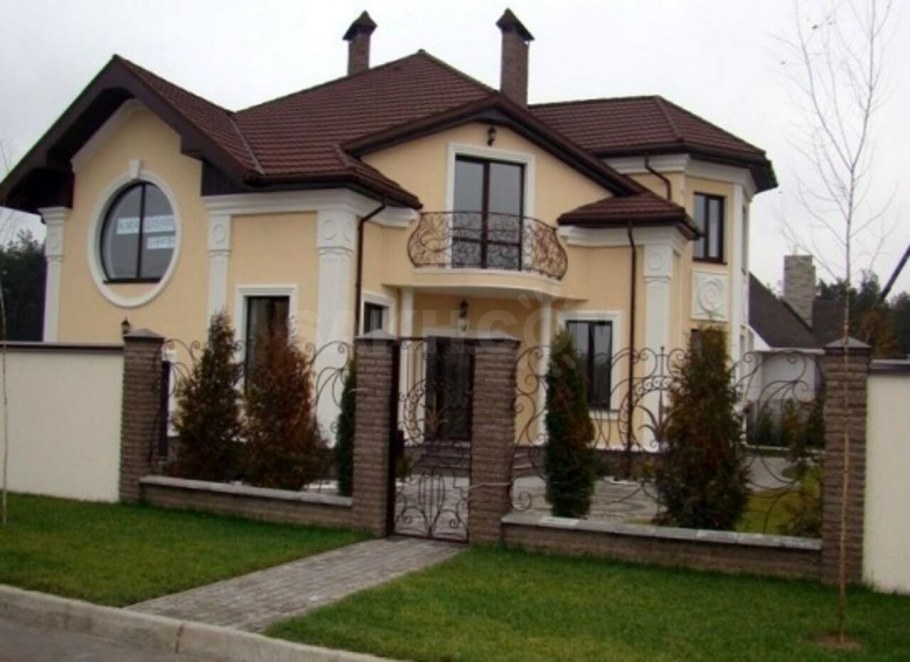 Жёлтый дом с красной крышей