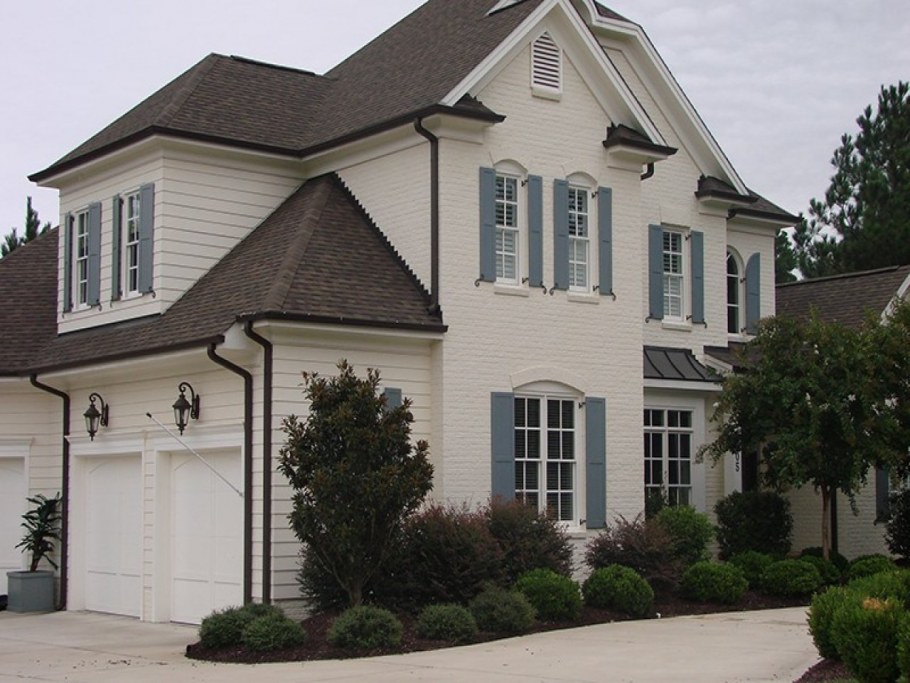 Дом желтого цвета