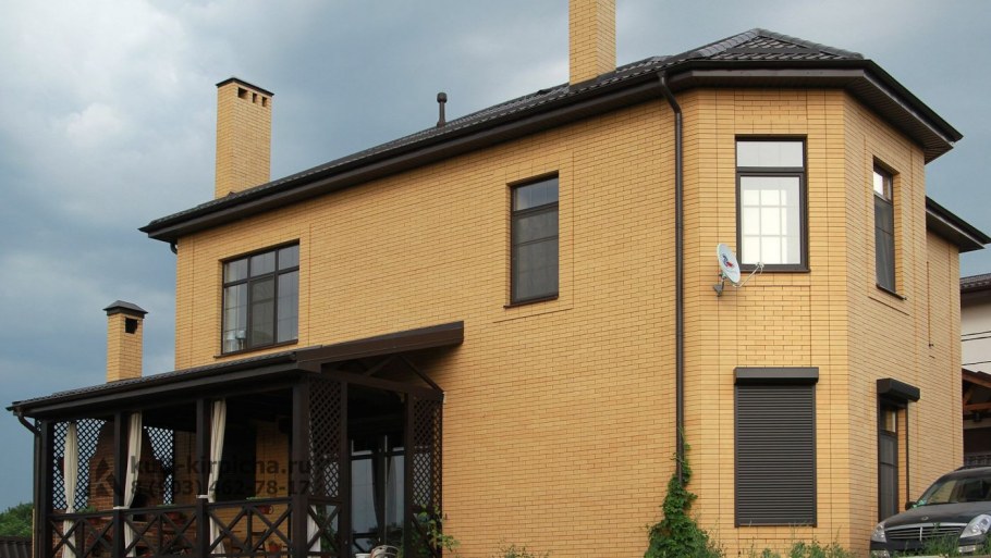 Отделка дома с зеленой крышей