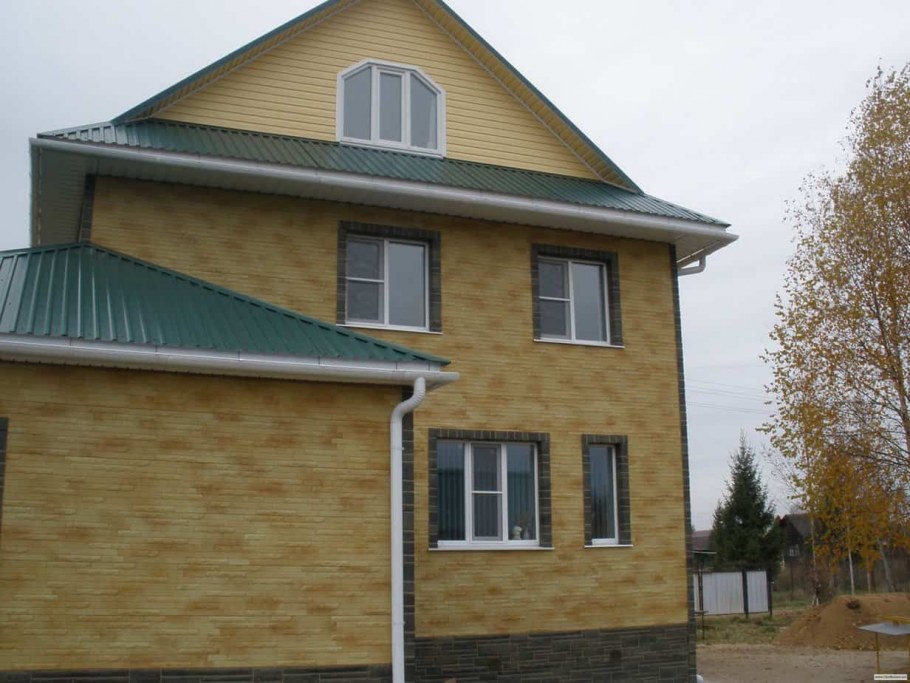 Фасад с белыми окнами