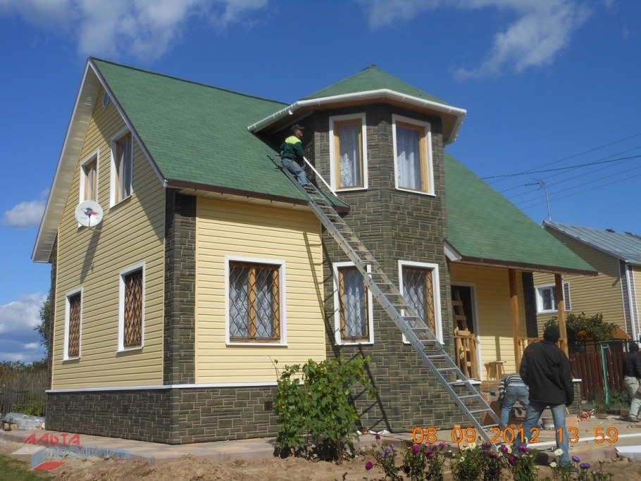 Кирпичный дом с коричневой крышей