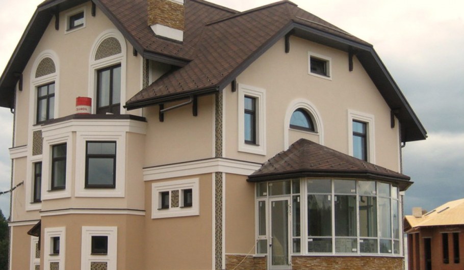 Мокрый фасад с декоративными элементами