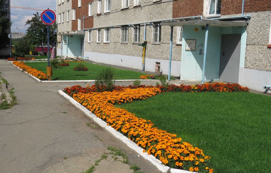 Клумба на придомовой территории