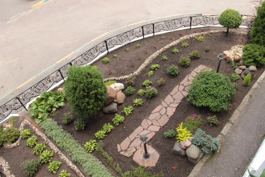 Оформление придомовой клумбы