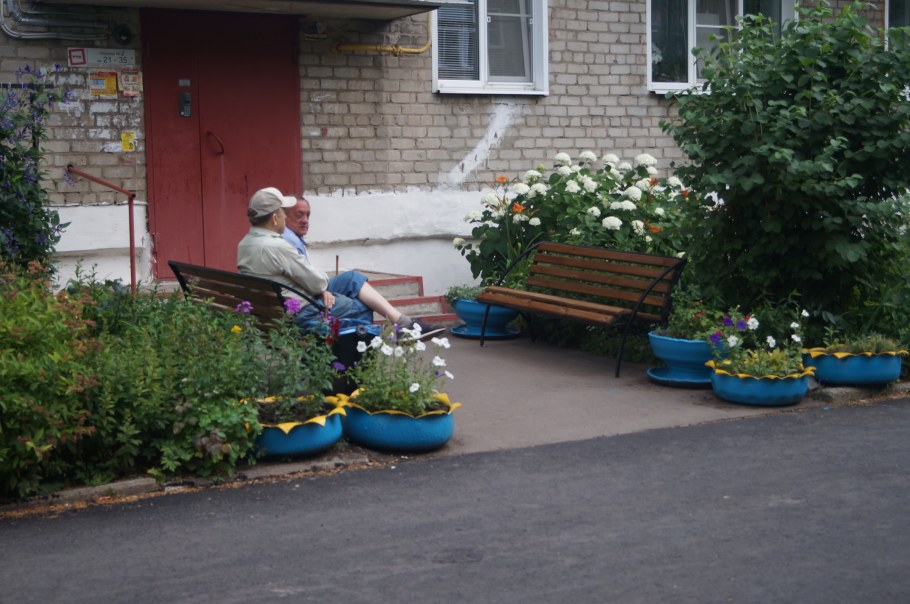 Оригинальные клумбы у подъезда