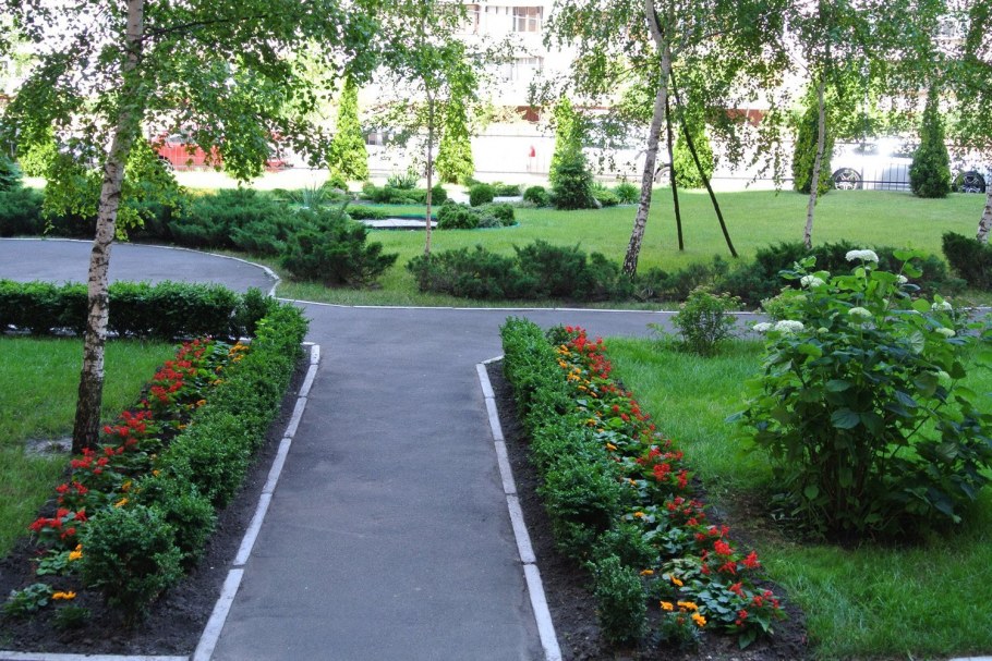 Клумба у администрации Красноуфимска