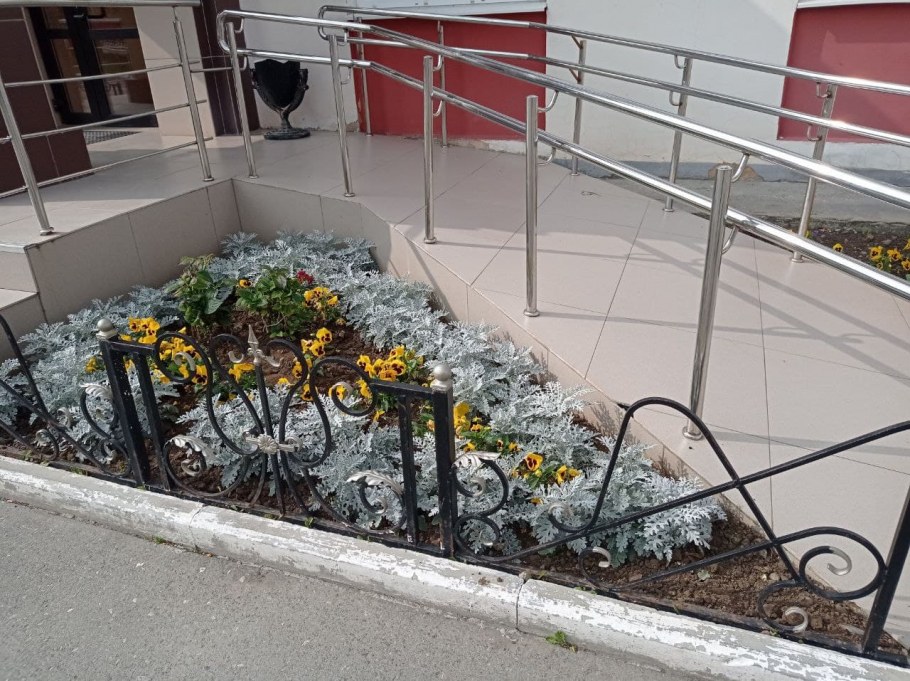 Ограждения у подъезда многоквартирного