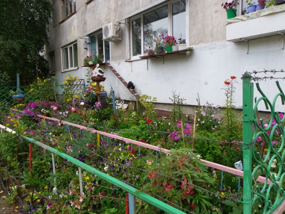 Ограждение у подъезда