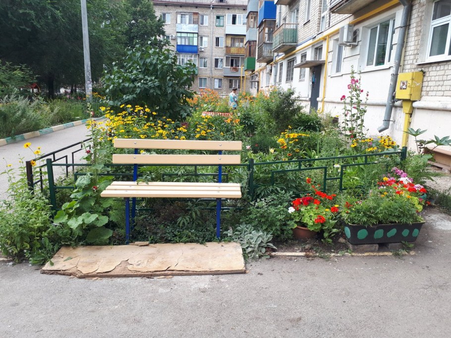 Клумбы во дворах многоэтажек
