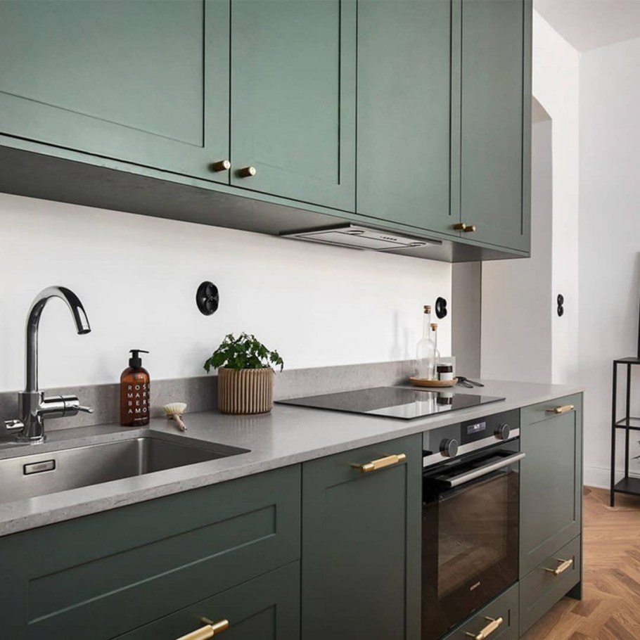 Кухни серо с изумрудом