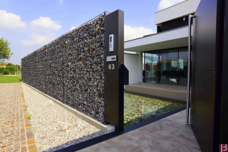 Современный забор из габионов