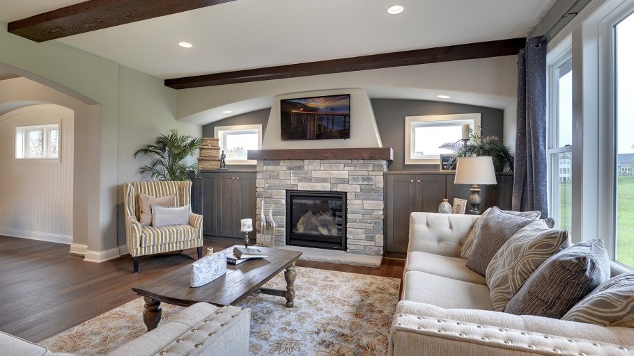 Интерьер гостиной с камином в частном доме