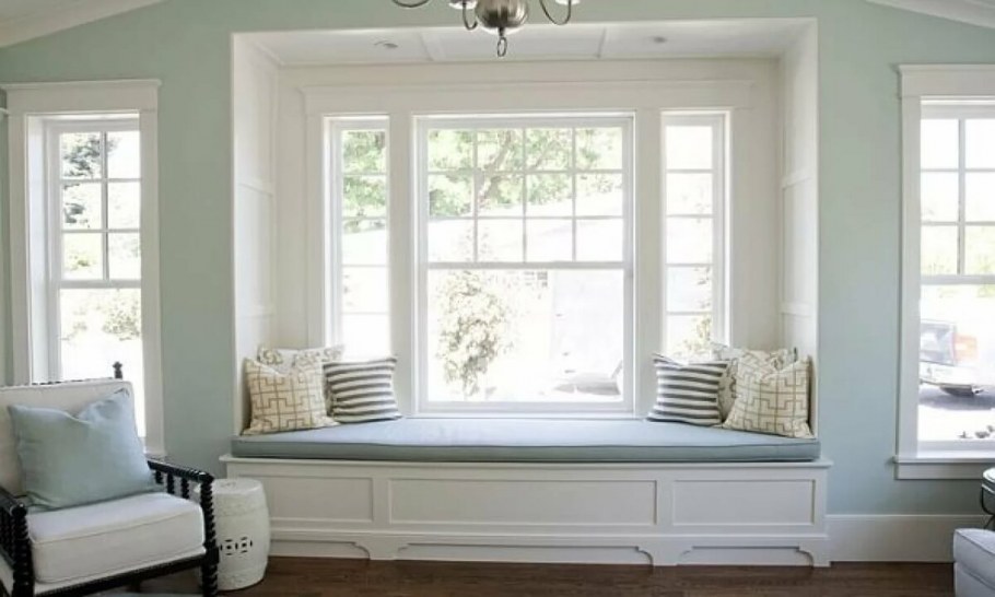 Диванчик у окна в детской