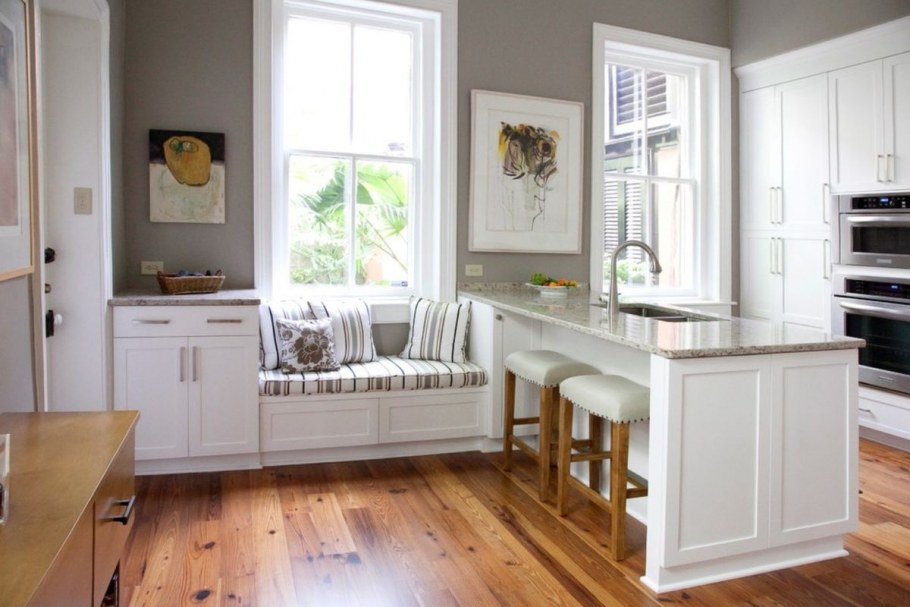 Широкий подоконник лежанка