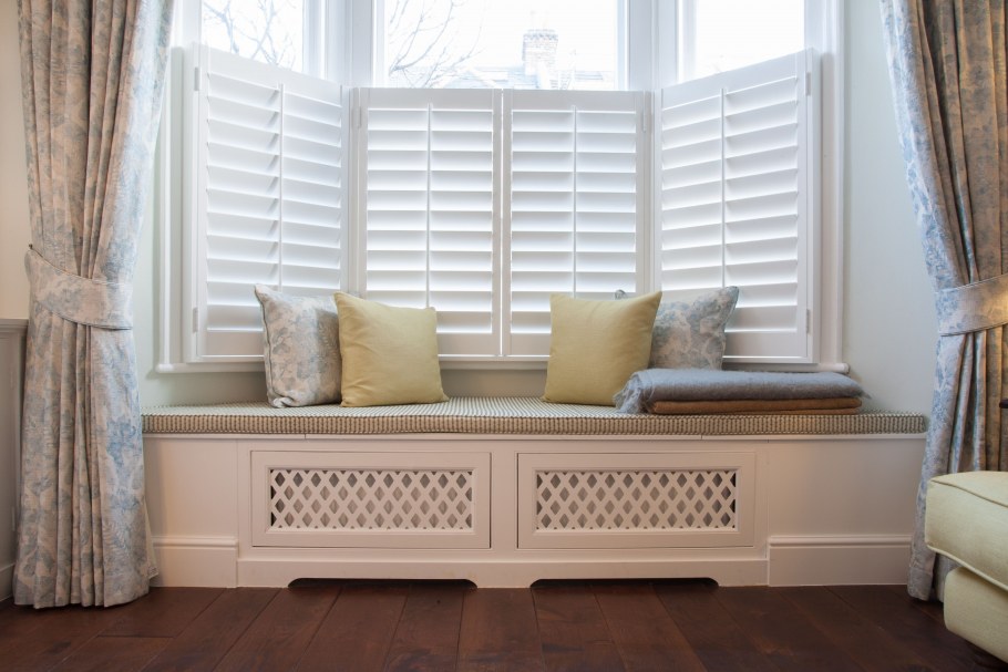 Диван у окна в интерьере