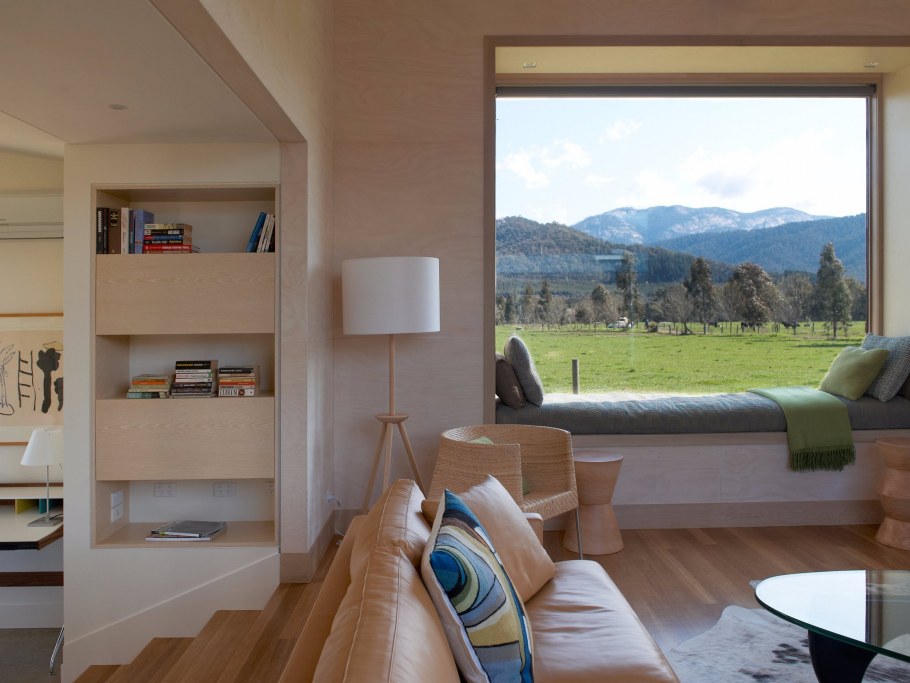 Окно в гостиной