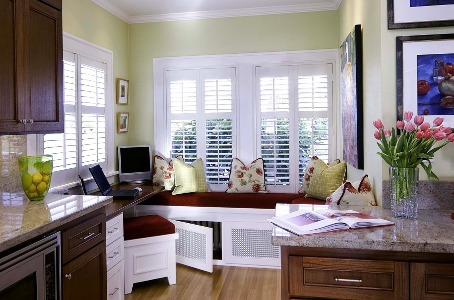 Диван у окна в спальне