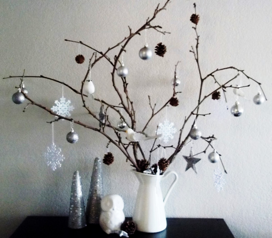 Новогодний декор из веток деревьев