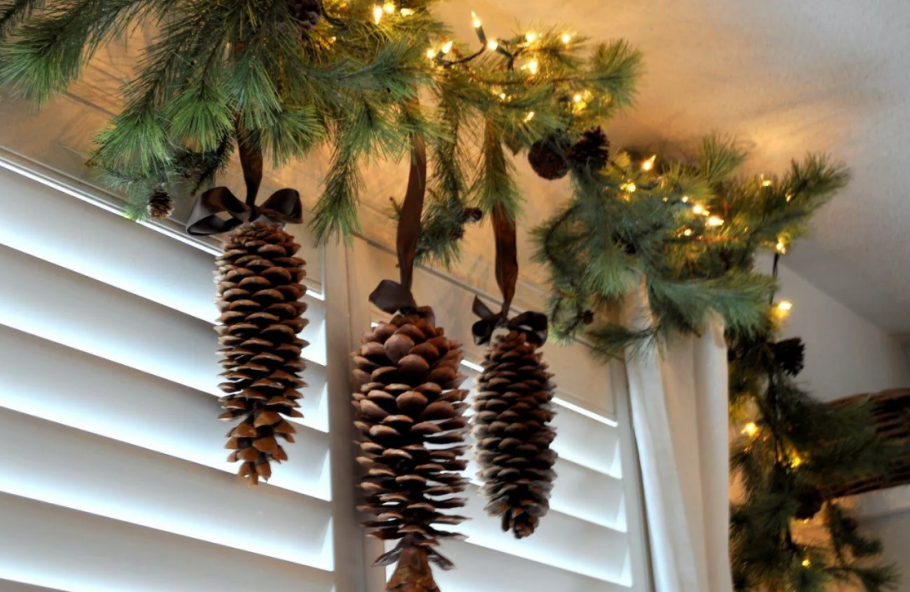 Еловые ветки на столе