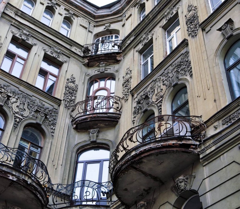 Красивый балкон снаружи