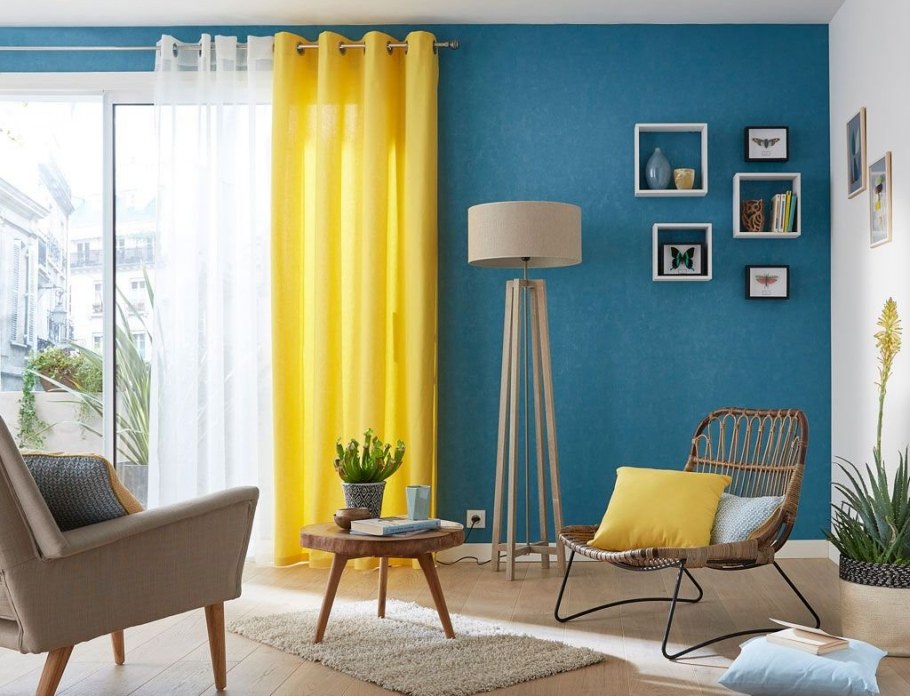 Комната в сине желтых тонах