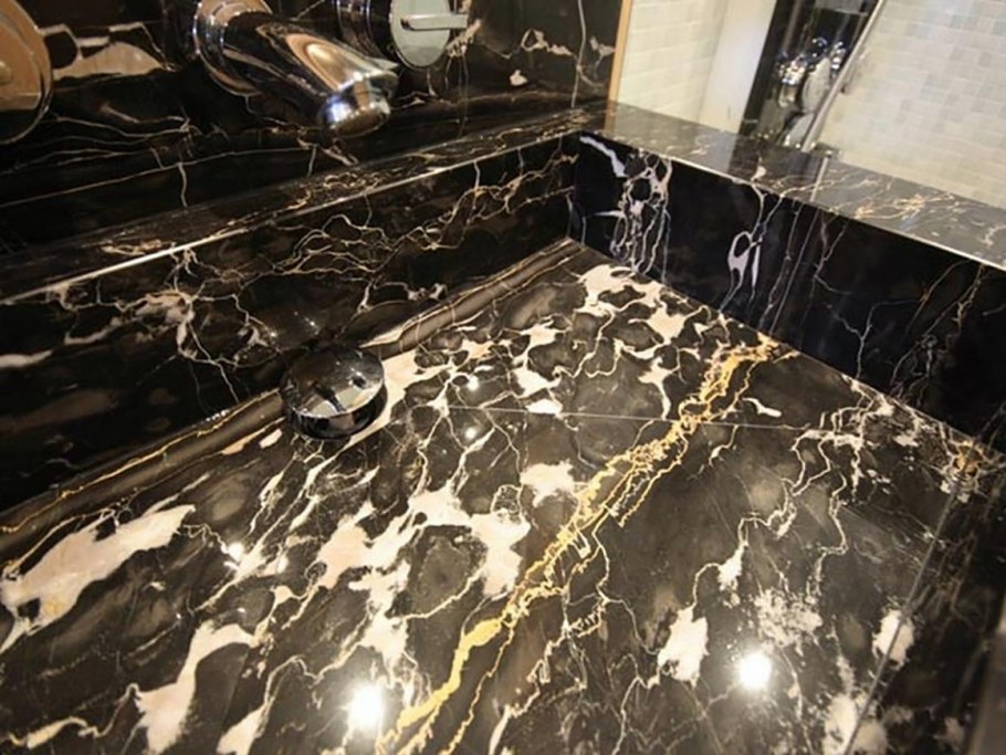 Мрамор Неро Порторо ванная комната